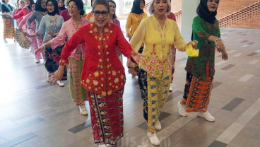 Pegiat Perempuan Berkebaya Indonesia Lakukan Flash Mop Saat Kebaya Goes to Campus
