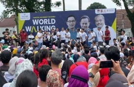 Ikuti Jejak Jokowi, Ridwan Kamil Bagi-Bagi Sepeda di Bogor