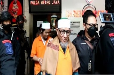 Polisi Serahkan 10 Tersangka dan Berkas Perkara Khilafatul Muslimin ke Kejari Bekasi