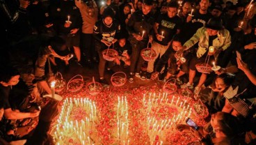 Ribuan Bonek Padati Tugu Pahlawan, Kirim Doa untuk Tragedi Kanjuruhan