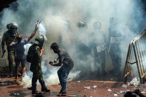 Polisi menggunakan gas air mata dan meriam air untuk membubarkan massa Demonstran anti-pemerintah saat mengambil alih kantor Perdana Menteri di Sri Lanka, Rabu (13/7/2022). Reuters/NurPhoto/Thilina Kaluthotage