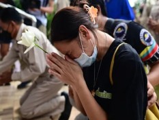 Duka Keluarga Korban Penembakan Massal di Thailand, 37 Tewas dan 10 Orang Terluka