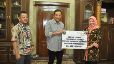 Bank Jateng Cilacap Serahkan Bantuan Pemulihan Ekonomi