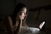 Awas! Ini 4 Dampak Negatif Main Ponsel Sebelum Tidur