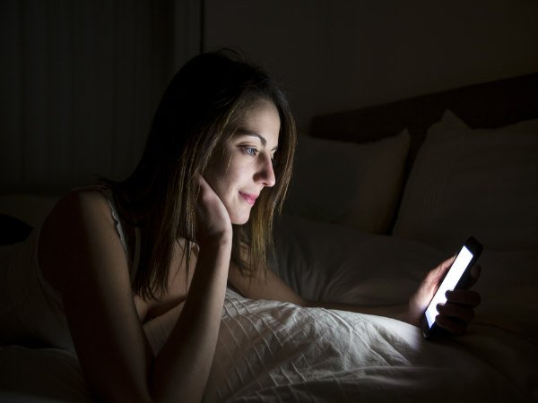 Awas! Ini 4 Dampak Negatif Main Ponsel Sebelum Tidur