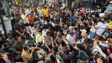 Didemo Jelang Lengser, Anies Duduk Bareng Demonstran di Depan Balai Kota