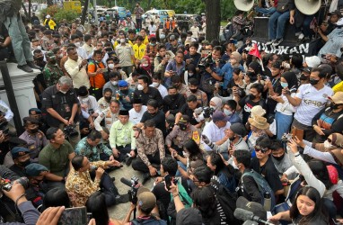Didemo Jelang Lengser, Anies Duduk Bareng Demonstran di Depan Balai Kota