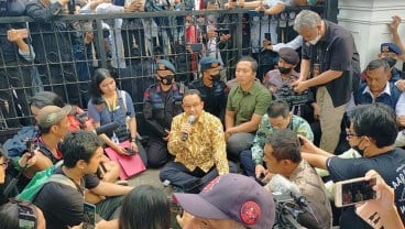 Anies Debat dengan Pendemo di Depan Balai Kota DKI Jakarta