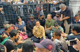 Anies Debat dengan Pendemo di Depan Balai Kota DKI Jakarta