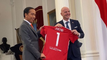 Terima Kunjungan Presiden FIFA, Jokowi Dapat Jersey dan Bola Spesial