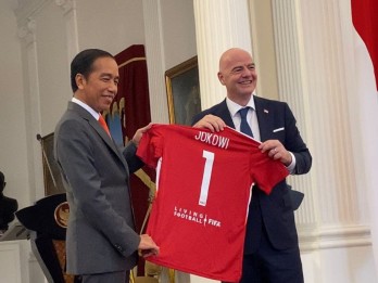 Terima Kunjungan Presiden FIFA, Jokowi Dapat Jersey dan Bola Spesial