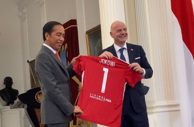 Terima Kunjungan Presiden FIFA, Jokowi Dapat Jersey dan Bola Spesial