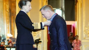 Daniel Craig dapat Gelar The Order of St Michael dan St George dari Kerajaan Inggris