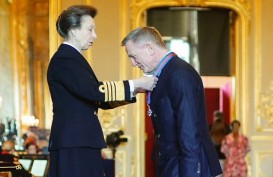 Daniel Craig dapat Gelar The Order of St Michael dan St George dari Kerajaan Inggris
