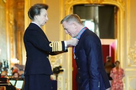 Daniel Craig dapat Gelar The Order of St Michael dan…
