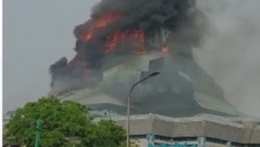 Kubah Masjid Raya Islamic Center di Jakarta Utara Terbakar