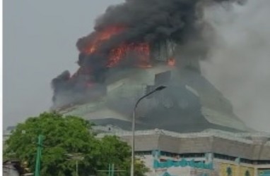 Kubah Masjid Raya Islamic Center di Jakarta Utara Terbakar