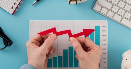 Penyebab inflasi akibat kenaikan biaya produksi adalah karena adanya desakan biaya produksi yang semakin naik/Freepik
