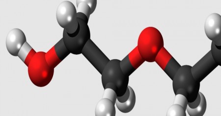 Model struktur bahan kimia dietilen glikol atau yang dikenal sebagai DEG. Kode warna: Karbon, C: hitam Hidrogen, H: putih Oksigen, O: merah. /Wikipedia
