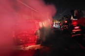 Waduh Sayangnya, Satu Unit Mobil VW Combi Terbakar saat Parkir di Padang