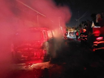 Waduh Sayangnya, Satu Unit Mobil VW Combi Terbakar saat Parkir di Padang