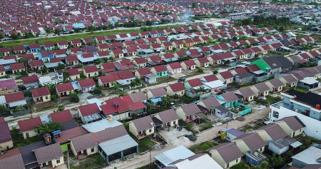 Foto udara areal komplek perumahan bersubsidi di kawasan Jalan Kecipir, Palangka Raya, Kalimantan Tengah, Jumat (15/7/2022). ANTARA FOTO/Makna Zaezar