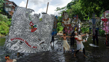 Seniman di Sleman Gelar Pementasan Wayang di Kali Code