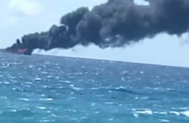 Kapal Cantika 77 Terbakar di Tengah Laut, Warga Bantu Evakuasi Penumpang