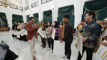 Ridwan Kamil Serahkan 614 Beasiswa Pendidikan Program Jabar Future Leaders