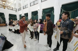 Ridwan Kamil Serahkan 614 Beasiswa Pendidikan Program Jabar Future Leaders
