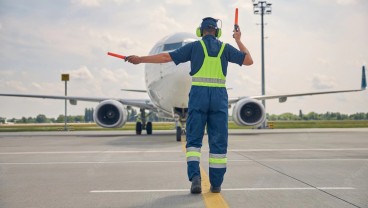 Jangan Anggap Remeh, Ini Gaji Tukang Parkir Pesawat di Bandara