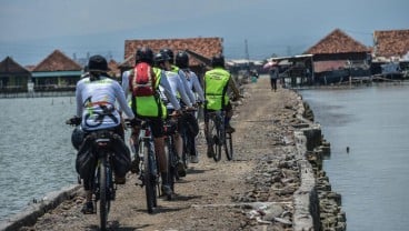 Greenpeace Ajak Pesepeda Rekam Dampak Perubahan Iklim di Pesisir Semarang