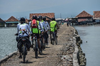 Greenpeace Ajak Pesepeda Rekam Dampak Perubahan Iklim di Pesisir Semarang