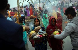 Melihat Lebih Dekat Ritual Menyembah Dewa Matahari di India