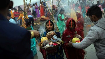 Melihat Lebih Dekat Ritual Menyembah Dewa Matahari di India