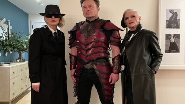 Elon Musk Pakai Kostum Setan Seharga Rp112 Juta Rayakan Hallowen