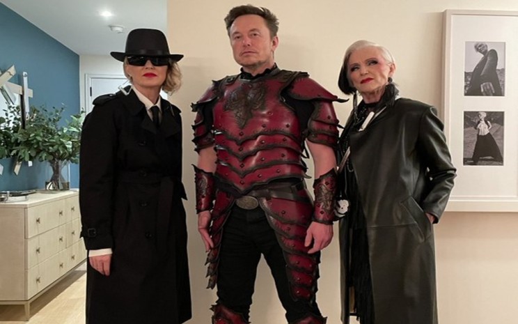 Elon Musk Pakai Kostum Setan Seharga Rp112 Juta Rayakan Hallowen