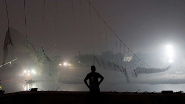 Foto-Foto Tragedi Ambuknya Jembatan Gantung di India Yang Menewaskan Ratusan Orang