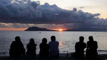 Menikmati Mentari Terbenam di Pantai Kota Raja, Ende