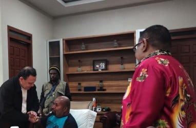 Momen Firli Bahuri Jabat Tangan Gubernur Papua Lukas Enembe