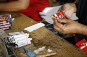Tersengat Kenaikan Cukai, Saham Emiten Rokok Kompak Turun