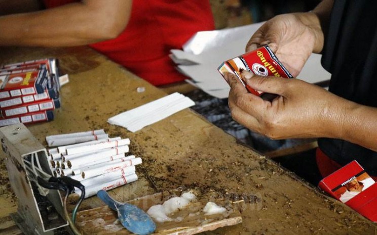 Tersengat Kenaikan Cukai, Saham Emiten Rokok Kompak Turun