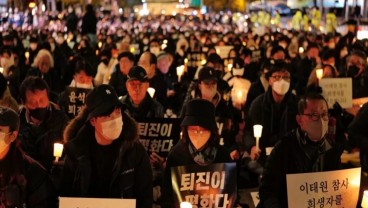 Warga Seoul Nyalakan Lilin Mengenang Korban Tragedi Halloween Itaewon