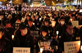 Warga Seoul Nyalakan Lilin Mengenang Korban Tragedi Halloween Itaewon