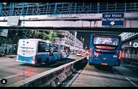 Heboh Video Bus TransJakarta Terobos Palang Pintu Kereta Api, Penumpang Pecahkan Kaca