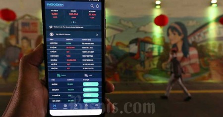 Investor memantau pergerakan harga kripto melalui ponselnya di Jakarta, Minggu (20/2/2022). Bisnis/Eusebio Chrysnamurti