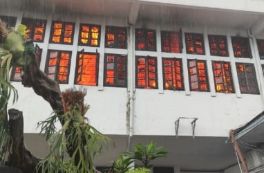 Breaking News: Gedung di Balai Kota Bandung Terbakar! ASN Berhamburan, Api Terus Membesar