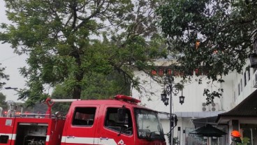 9 Unit Mobil Damkar Tiba, Berjibaku Padamkan Api di Balai Kota Bandung