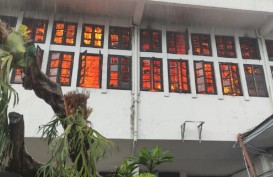 Padamkan Api di Balai Kota Bandung, Petugas Damkar Manfaatkan Air Sungai