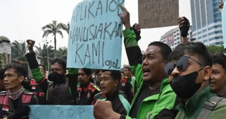 Sejumlah pengemudi layanan ojek daring berunjuk rasa di depan kompleks parlemen, Senayan, Jakarta, Senin (29/8/2022). Mereka menuntut adanya payung hukum, legalitas profesi ojek daring, perubahan potongan komisi pendapatan mitra dan revisi perjanjian kemitraan, serta menolak keras kenaikan harga bahan bakar minyak (BBM)./Antara